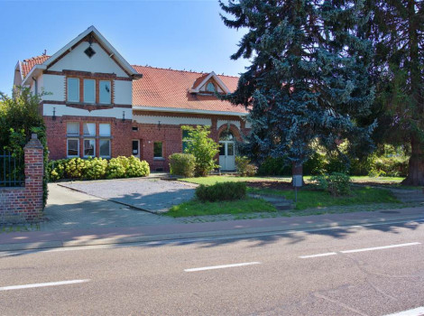 Charmant voormalig school en gemeentehuis om te restaureren in Borgloon