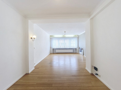 Lichtrijke appartement in modernistische stijl met 2 slaapkamers, kelder en garage te Jette