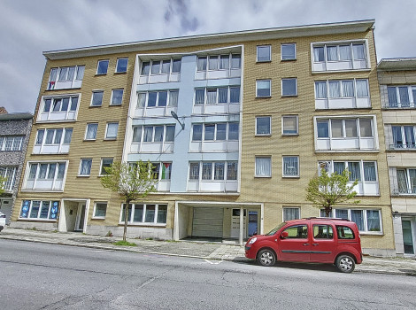 Lichtrijke appartement in modernistische stijl met 2 slaapkamers, kelder en garage te Jette