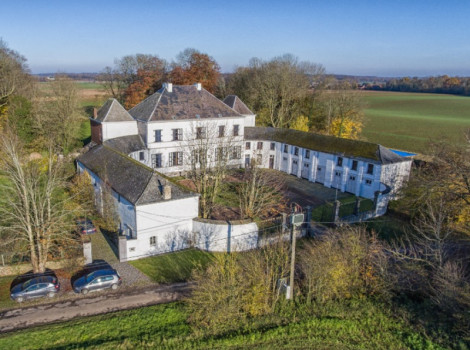 Majestueux Château du Bois d’Angre dans un havre de paix