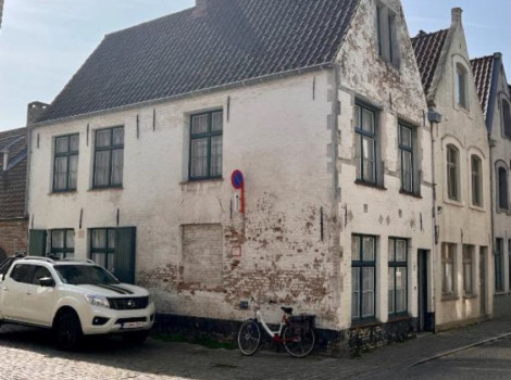 Karaktervol Brugs erfgoedhuisje om te renoveren te Brugge Carmers 54