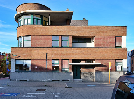 Lichtrijke Modernistische “Tweegezinswoning Coomans” gedeeltelijk om te restaureren in Vilvoorde