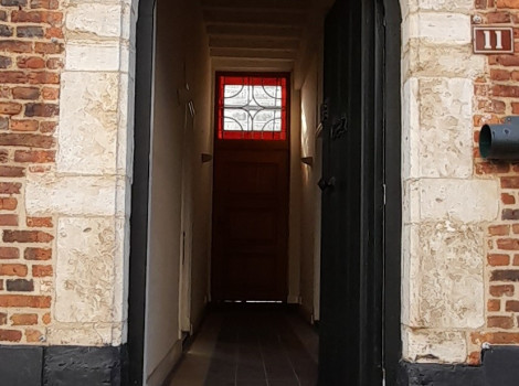 Grote begijnhofhuis geflankeerd door 4 kleine huizen in een oase van rust te Diest