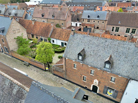 Grote begijnhofhuis geflankeerd door 4 kleine huizen in een oase van rust te Diest