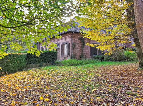 Ruime en klassevolle villa om te renoveren in het hart van een idylisch kasteel park