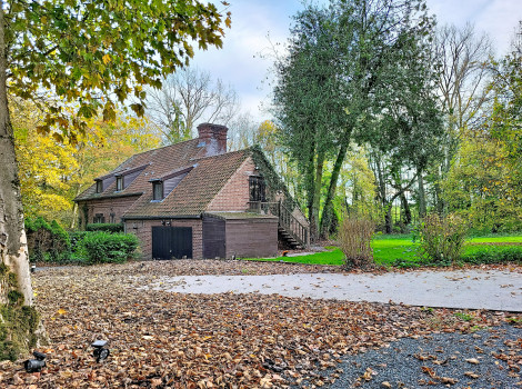 Ruime en klassevolle villa om te renoveren in het hart van een idylisch kasteel park