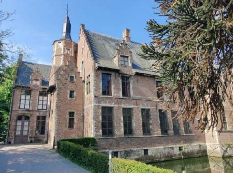 Kasteel Walburg met conciërgewoning en koetshuis in erfpacht uit het Waasland patrimonium