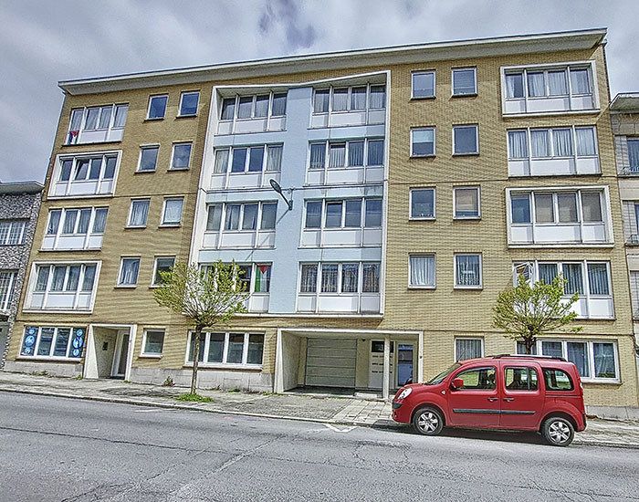Lichtrijke appartement in modernistische stijl met 2 slaapkamers, kelder en garage te Jette