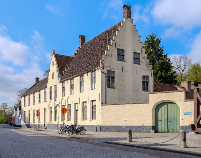 Uniek historisch pand, Godshuizen Van Volden, in hartje Brugge – een uitzonderlijke kans