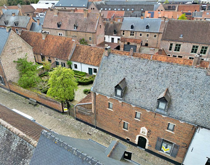 Grote begijnhofhuis geflankeerd door 4 kleine huizen in een oase van rust te Diest