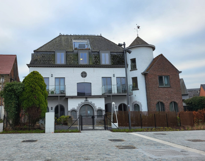 Appartement in erfgoed herenhuis met comfort gloednieuw pand te Ninove
