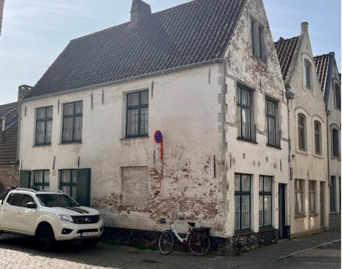 Karaktervol Brugs erfgoedhuisje om te renoveren te Brugge Carmers 54
