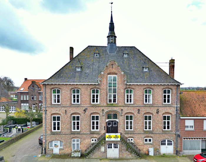 Prachtige oude gemeentehuis om te restaureren in Ieper