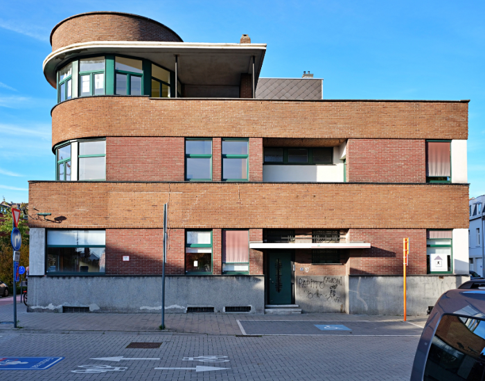 Lichtrijke Modernistische “Tweegezinswoning Coomans” gedeeltelijk om te restaureren in Vilvoorde