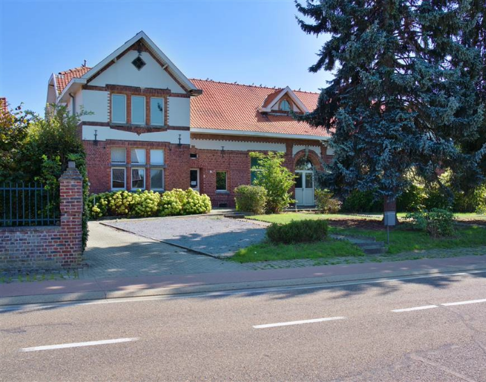 Charmant voormalig school en gemeentehuis om te restaureren in Borgloon