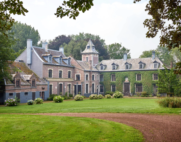 Prachtig kasteel en opbrengsteigendom met gerenommeerde handelszaak aangeboden als Share Deal