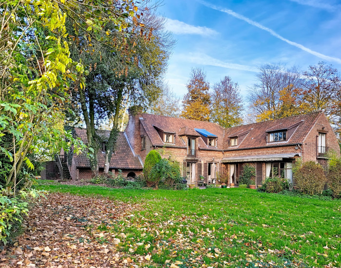 Ruime en klassevolle villa om te renoveren in het hart van een idylisch kasteel park
