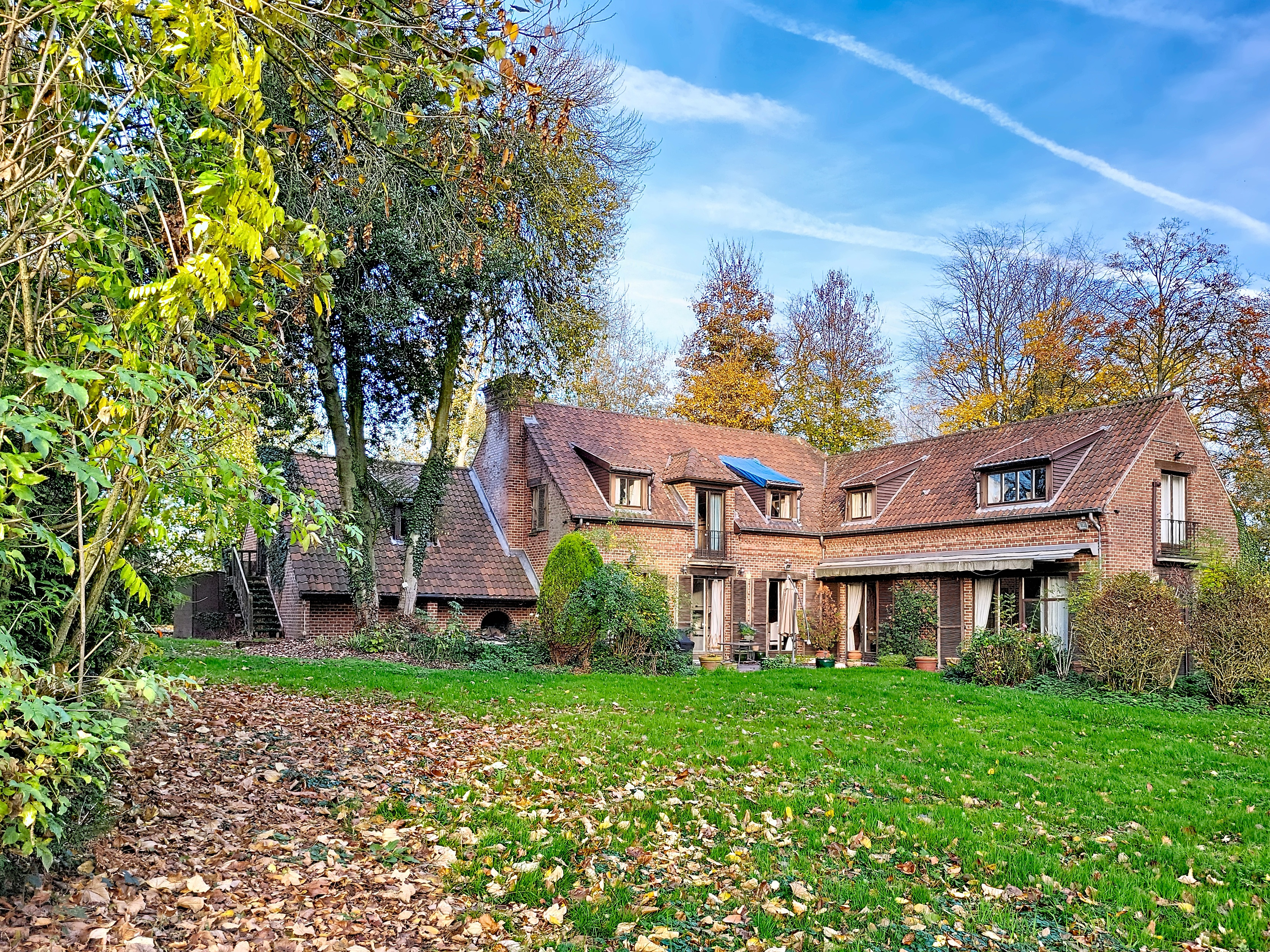 Ruime en klassevolle villa om te renoveren in het hart van een idylisch kasteel park