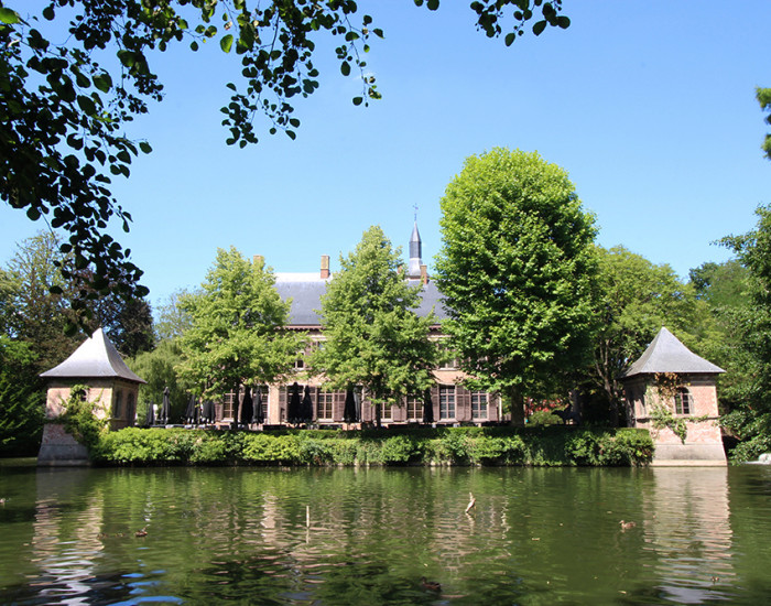 Kasteel Walburg met conciërgewoning en koetshuis in erfpacht uit het Waasland patrimonium