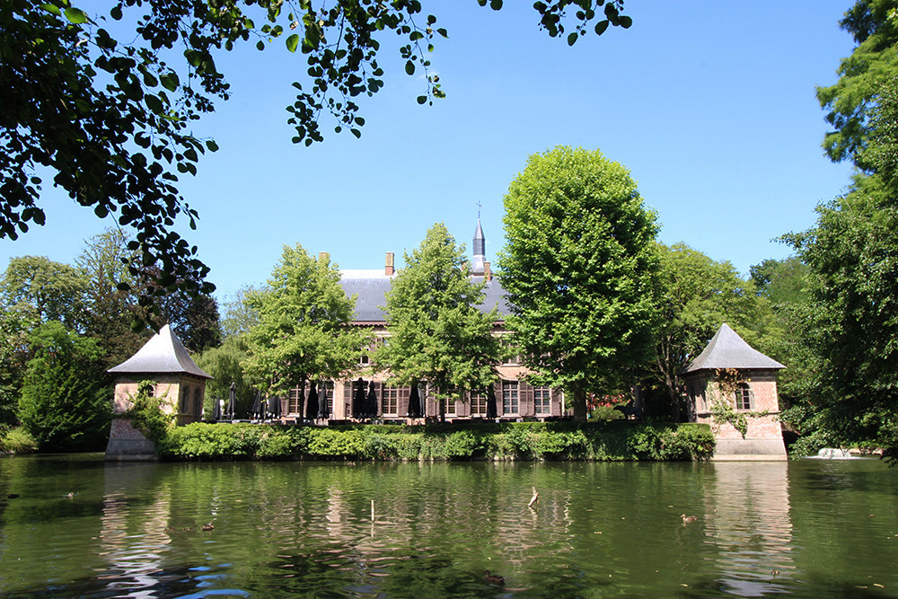 Kasteel Walburg met conciërgewoning en koetshuis in erfpacht uit het Waasland patrimonium